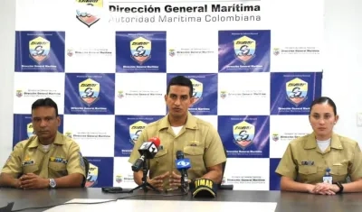 El Capitán de Puerto, CF Carlos Urbano, explicando las medidas.