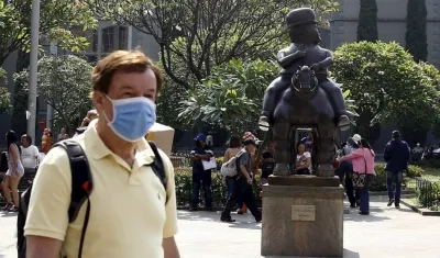 Para evitar el contagio, asegúrate de usar y desechar correctamente el tapabocas, indica el Invima.