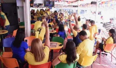 Clientes del estadero La Troja.