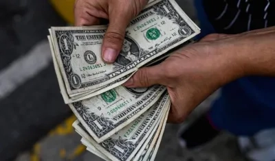 El precio del dólar sigue fluctuando.