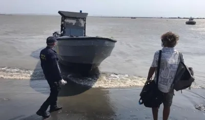 Rescatan a tripulantes de velero