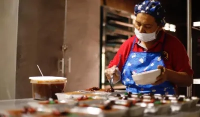 Campechana elaborando productos con la cosecha de ciruela.