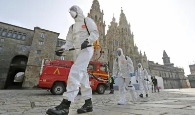 La Unidad Militar de Emergencias, UME, durante su despliege en Santiago de Compostela para patrullar y desinfectar algunas zonas, en una ciudad prácticamente desierta. 