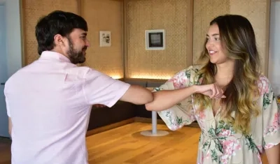 El Alcalde Jaime Pumarejo saludándose con María Claudia Gómez.