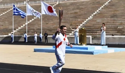 Eleftherios Petrounias, gimnasta artístico, porta la antorcha olímpica. 