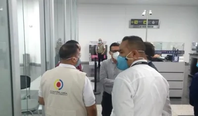 Funcionarios de la CGR en visitas de verificación.