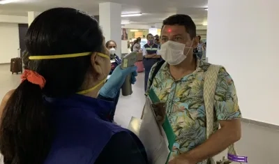 Toma de temperatura a pasajeros que arriban en vuelos nacionales. 