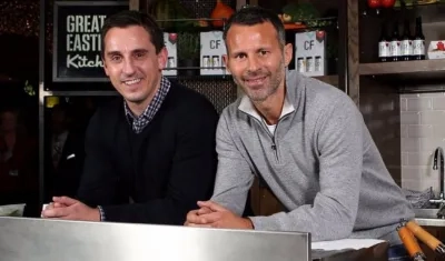 Los exfutbolistas Gary Neville y Ryan Giggs.