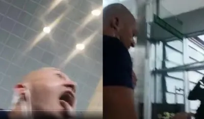 Momento en el que hombre le tose en la cara a empleada.