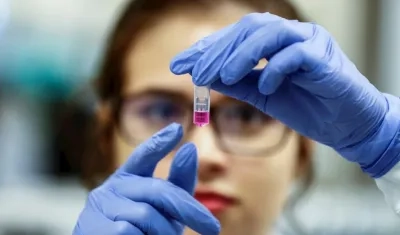 Una científica trabaja en un laboratorio.