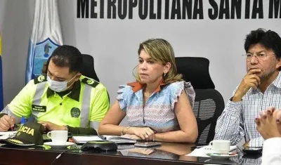 Alcaldesa Virna Johnson en una reunión de control al Covid 19.