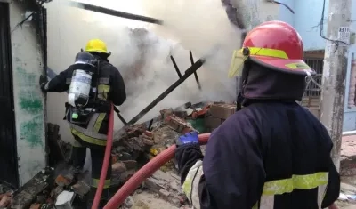 Bomberos de Soledad sofocaron la conflagración en el barrio Juan Domínguez Romero.