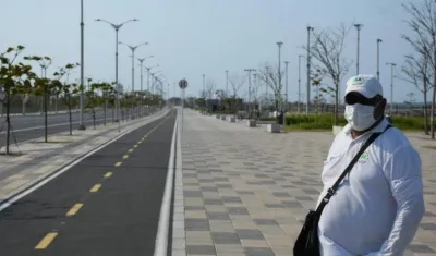 El Malecón del Río, en primer plano, un guía.