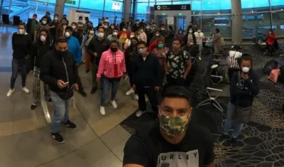 Grupo de peruanos varados en el aeropuerto de Bogotá.