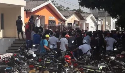 Mototaxistas de Sabanalarga, frente a la casa del alcalde Jorge Manotas.