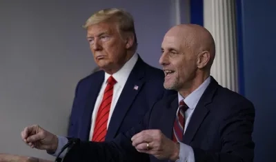 Donald Trump y el comisionado de la FDA, Stephen Hahn.