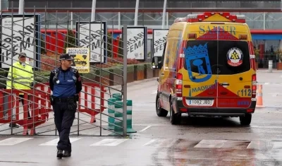 Una ambulancia del Samur llega al hospital de emergencia.