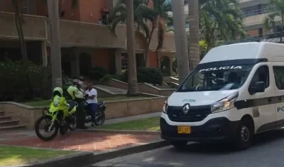 La Policía acudió al lugar para imponer el comparendo.