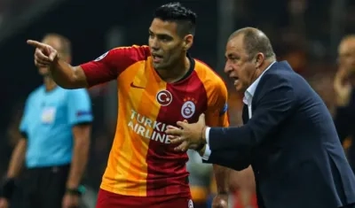 Radamel Falcao y el técnico Fatih Terim, que dio positivo para Covid-19.
