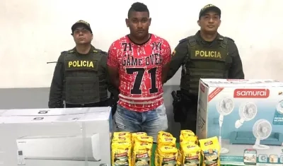 El capturado junto con los elementos.