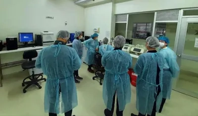 Personal del Instituto Nacional de Salud en el laboratorio de pruebas.