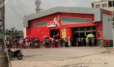Evite aglomeraciones en las entradas de los supermercados.