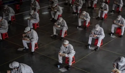 Trabajadores de una fábrica de Wuhan, en la provincia china de Hubei donde se localizó el epicentro de la pandemia.