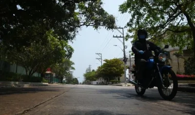 Un motociclista con tapaboca en Barranquilla.