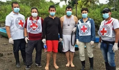 Imagen de los tres civiles con la Cruz Roja.