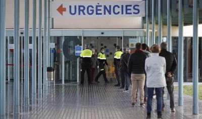 Varios agentes de seguridad controlan el acceso de urgencias en el hospital del Mar de Barcelona.
