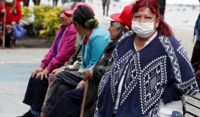 Adultos mayores sentados en un parque.
