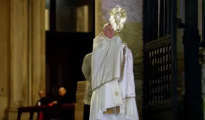 Papa bendiciendo al mundo entero.