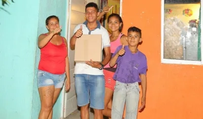 Una familia recibiendo la ayuda en el municipio de Palmar de Varela.