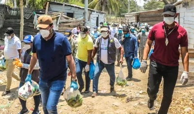 El Alcalde Rodolfo Ucrós encabezando la brigada para entregar las ayudas.