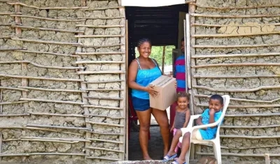 Una madre recibiendo la ayuda alimentaria.