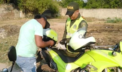 Un infractor firmando el comparendo.