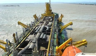 La draga Hang Jun 5001 dispuesta en el canal de acceso al puerto de Barranquilla.