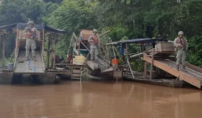 Draga artesanal hallada en la Amazonia.