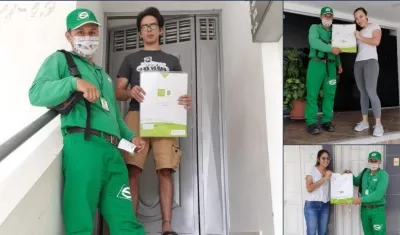 Estudiantes recibiendo el diploma de manos de una empresa de mensajería. 