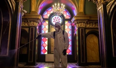 Momentos en que es desinfectada una iglesia católica.