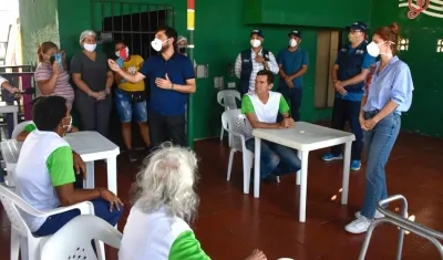 El Alcalde y la primera dama con los exhabitantes de la calle.