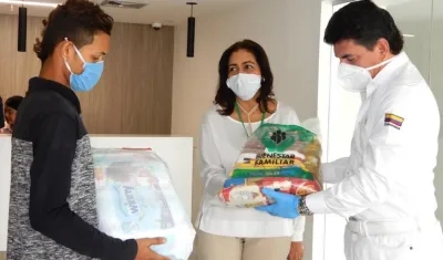 Jesús Robles, padre de los trillizos, recibiendo las ayudas.