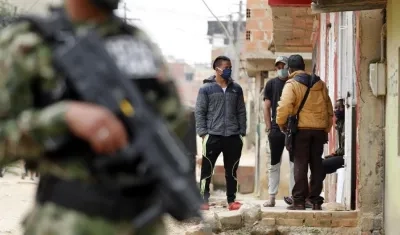 Una calle militarizada en Colombia por cuarentena.