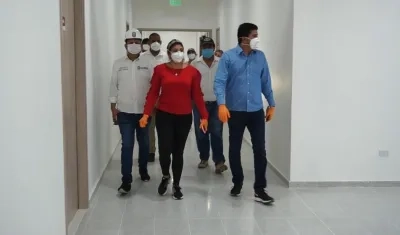 El Alcalde de Soledad durante su visita al centro asistencial.