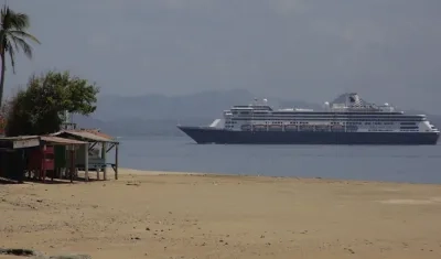 Vista del crucero con destino a EE.UU. a su paso por Panamá.