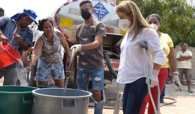 La Gobernadora Elsa Noguera supervisando el abastecimiento de agua.