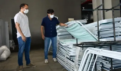 El Alcalde Jaime Pumarejo revisa la dotación hospitalaria, 