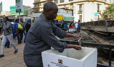 Un hombre se lava las manos en el país africano de Kenia como prevención para el Covid-19.