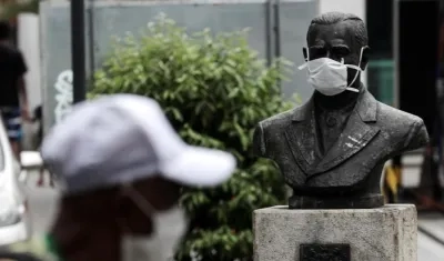 Vista de una estatua con tapabocas en Río de Janeiro, Brasil.