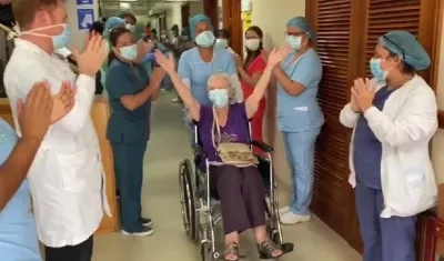 La turista agradeciendo al personal, que la despidió con una prolongada ovación.